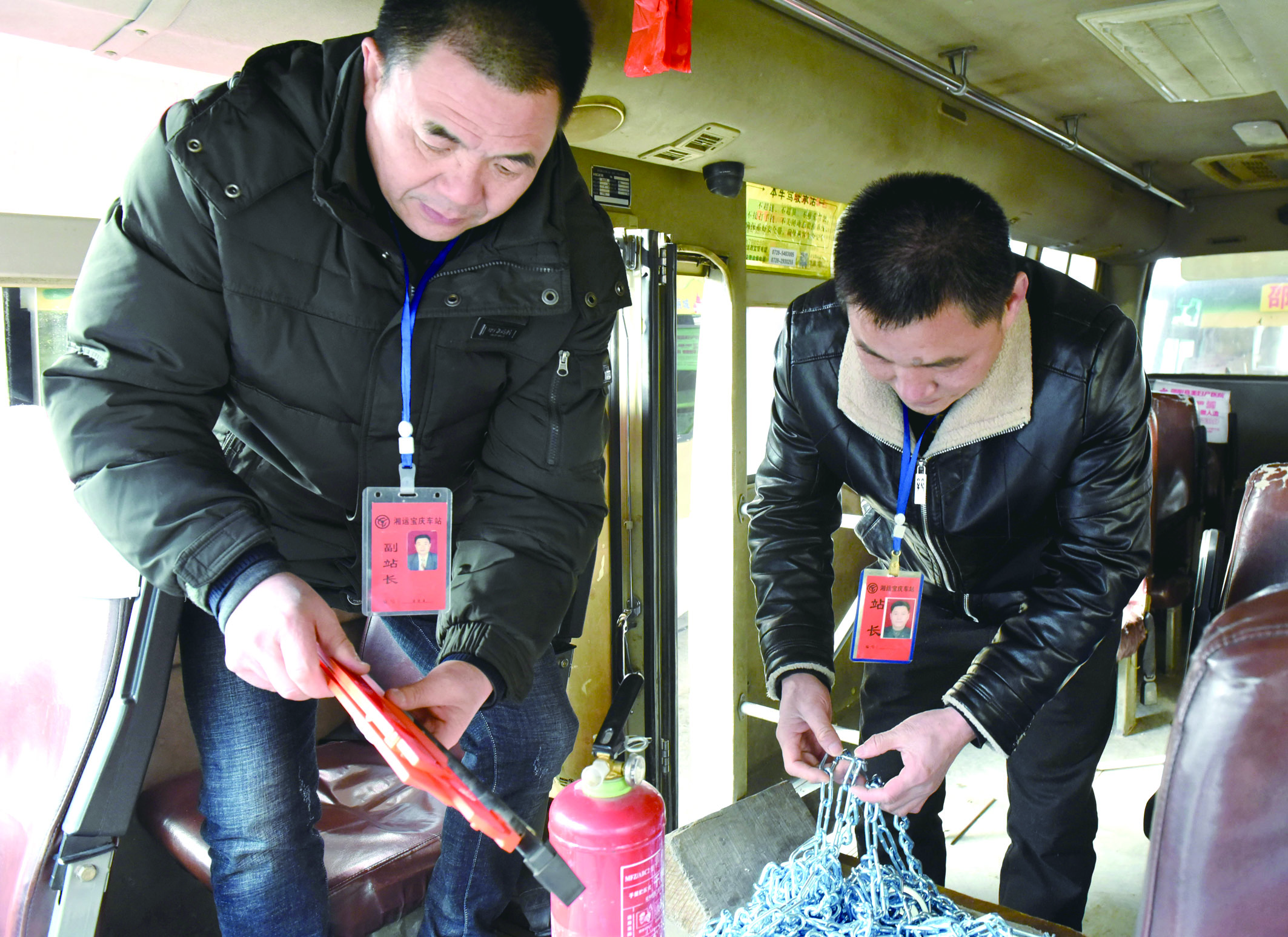 2月8日，市寶慶汽車站工作人員正在營運車上檢查應(yīng)急設(shè)施及器材是否齊全有效