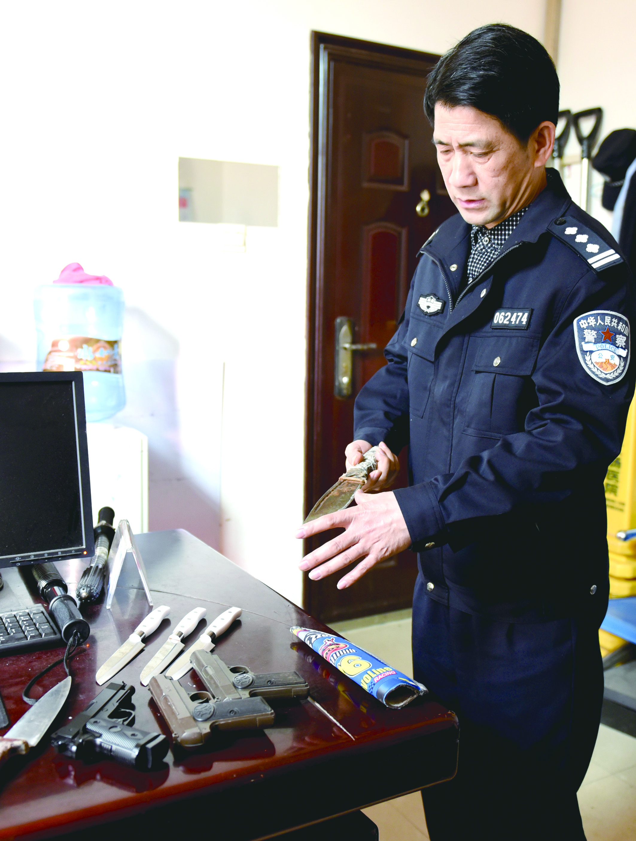 3月12日，邵東汽車西站警務(wù)室民警正在對所查獲的違禁品進(jìn)行清點(diǎn)