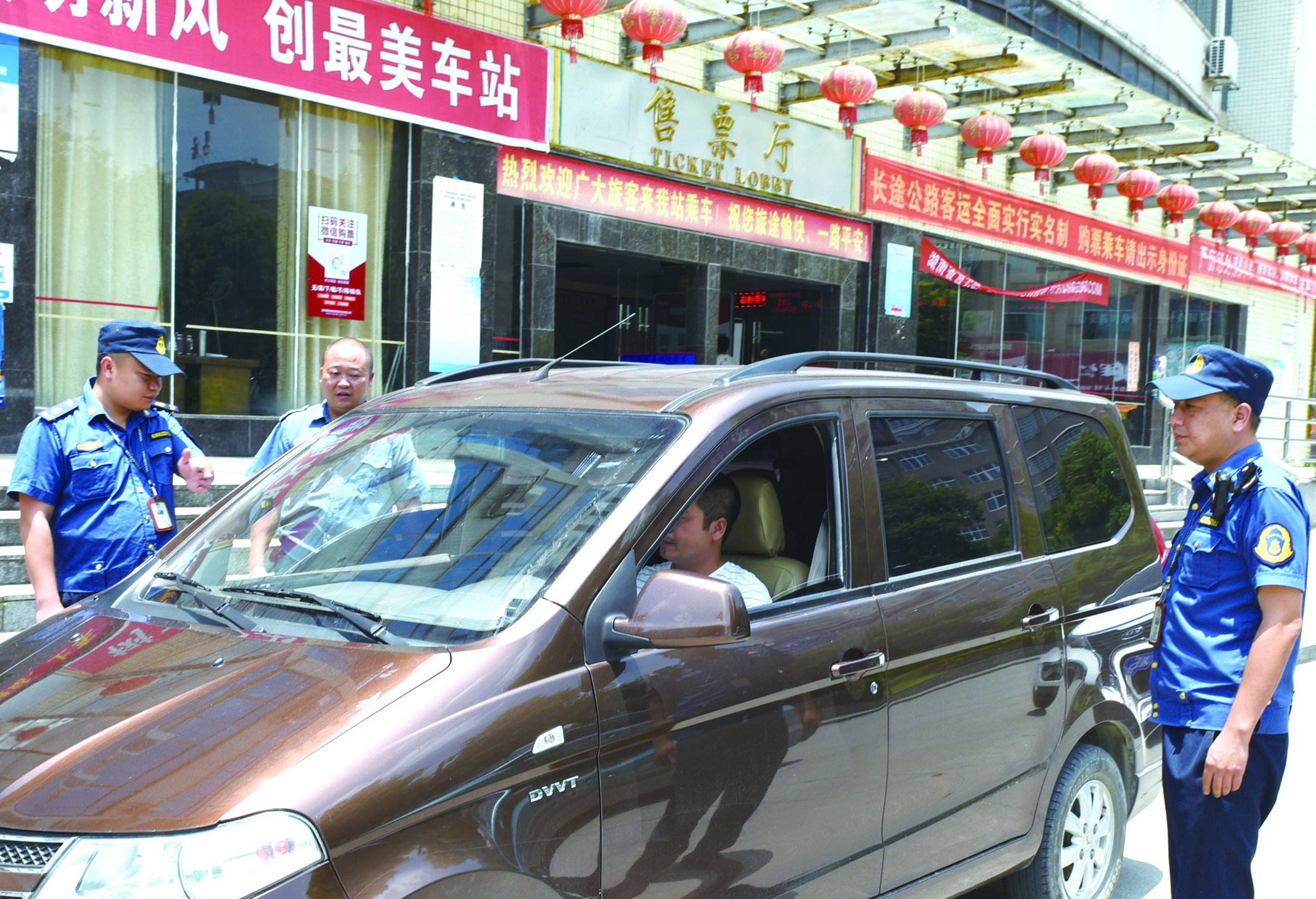 7月10日，洞口縣黃橋鎮(zhèn)副鎮(zhèn)長(zhǎng)謝揚(yáng)標(biāo)（右）在黃橋汽車站檢查營(yíng)運(yùn)客車安全檢查情況。近段時(shí)間以來(lái)，黃橋汽車站全面排查交通安全等方面存在的安全隱患，并及時(shí)予以整改到位，做到防患于未然，確保安全生產(chǎn)工作萬(wàn)無(wú)一失。據(jù)了解，今年上半年已消除交通安全隱患10余起。  李祖冠    攝影報(bào)道 