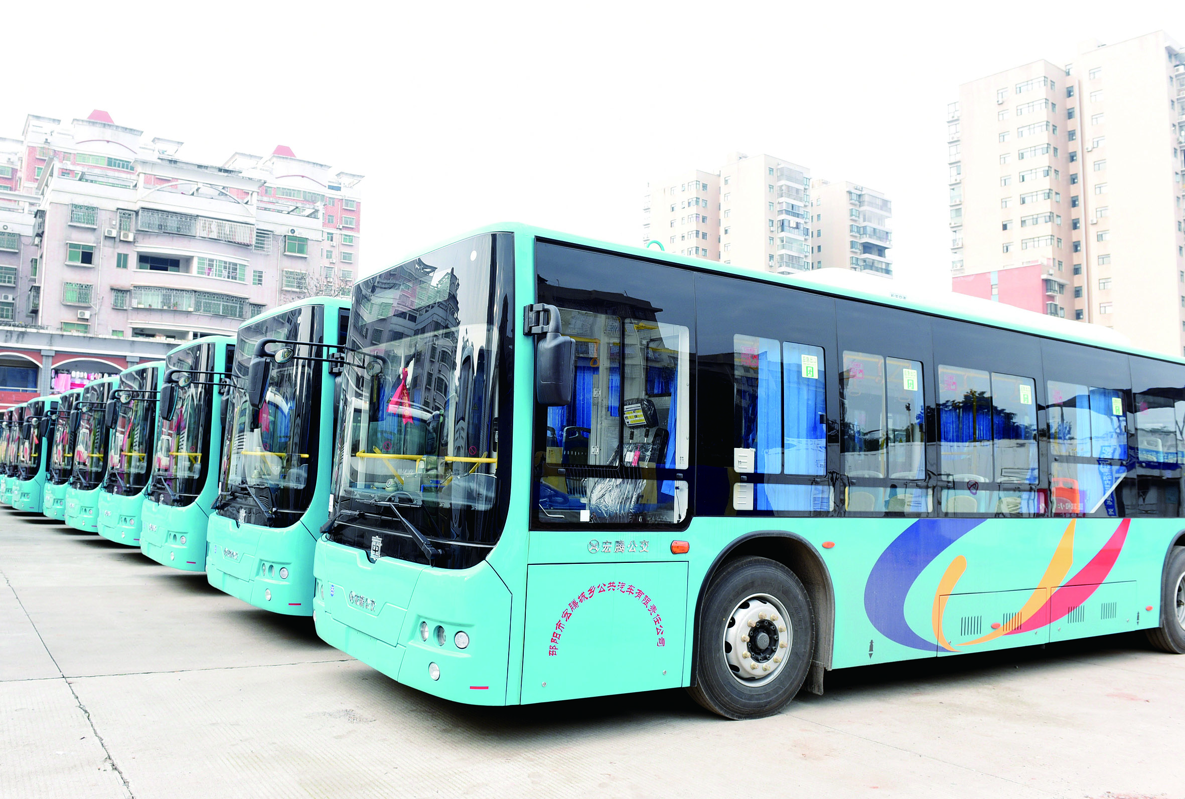 2月26日，筆者在宏騰城鄉(xiāng)公共汽車公司偌大的停車坪見到，其30輛公交車輛成一字型排列整裝待發(fā)。