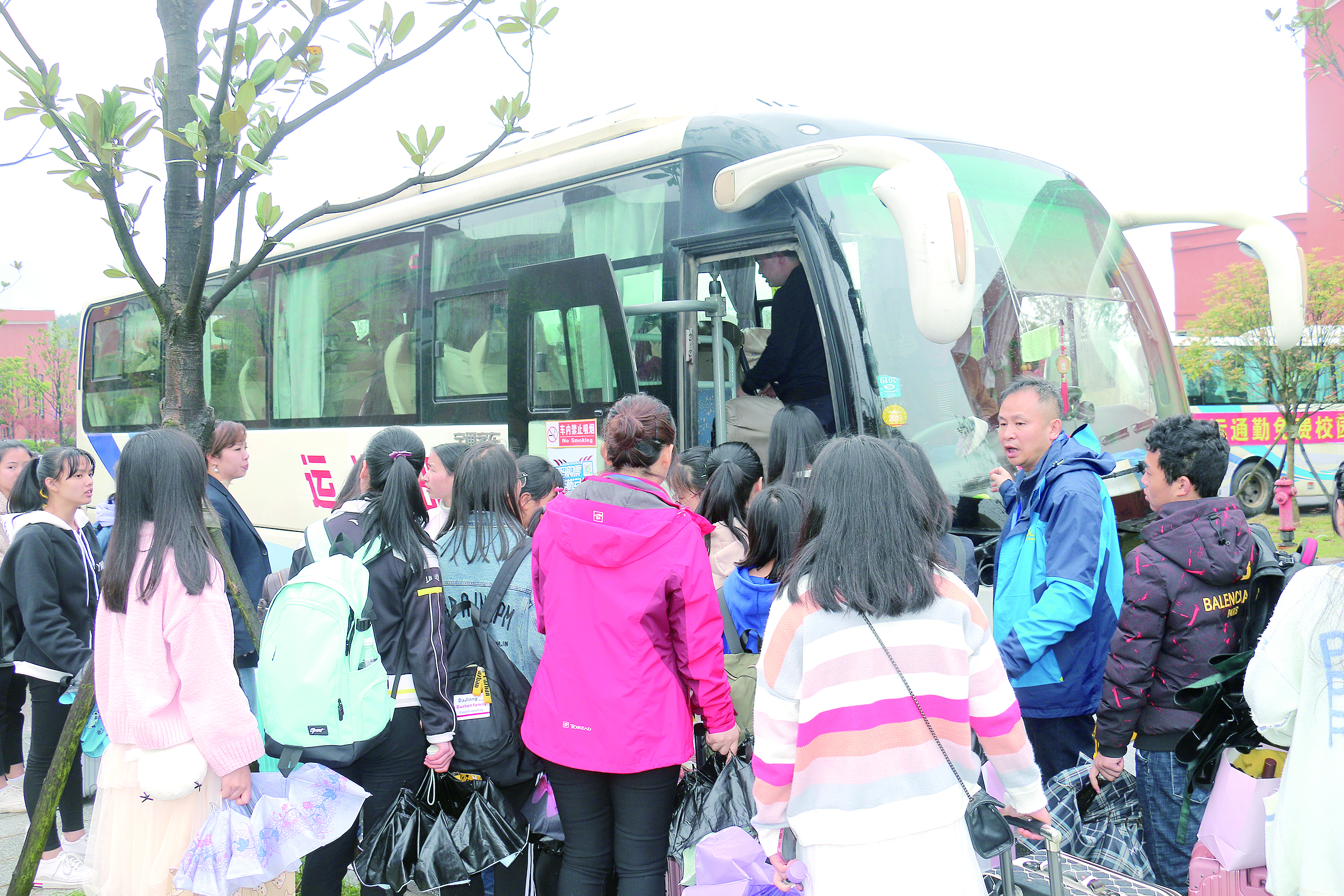 4月2日16時許，集團公司董事、邵陽客運分公司經(jīng)理王超正在組織學生上車。